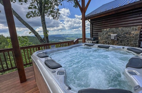 Mountain City Cabin | Cloud 9-Log Cabin, Stunning View, Luxury Hot Tub, Gas Fire Pit, 30 min to Boone