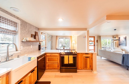 Maple Leaf Cottage | Cloud Cottage - Private oasis 10 mins to downtown Seattle