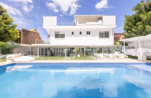 Corlette House | Cloud Nine, 18 Wynne Cres - heated pool, waterviews, beach