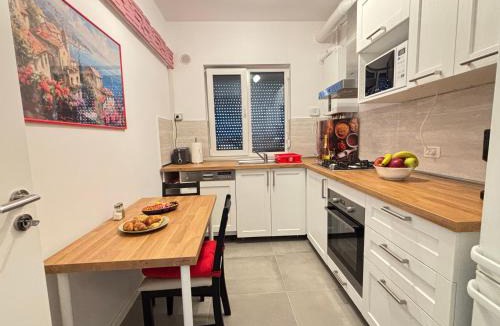 Dumbravita Apartment | Cloud Sunrise Spacious & King Beds & Free Private Parking