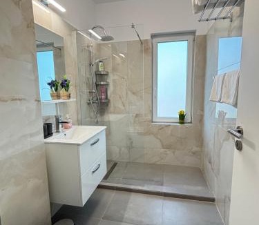 Dumbravita Apartment | Cloud Sunrise Spacious & King Beds & Free Private Parking