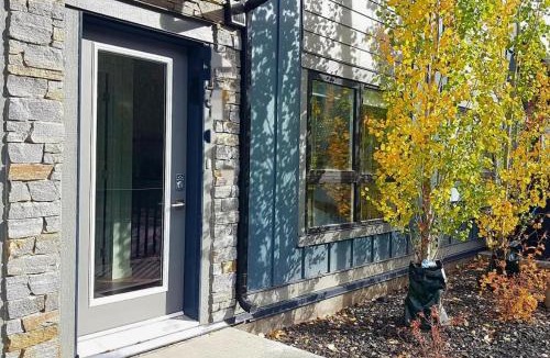 Canmore Apartment | Cloudline Vista 3 BdrmTownhouse w Private Garage Views Pool Walk Downtown