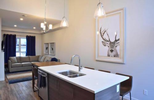 Canmore Apartment | Cloudline Vista 3 BdrmTownhouse w Private Garage Views Pool Walk Downtown