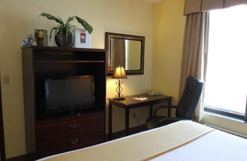 Kennewick Hotel | Clover Island Inn
