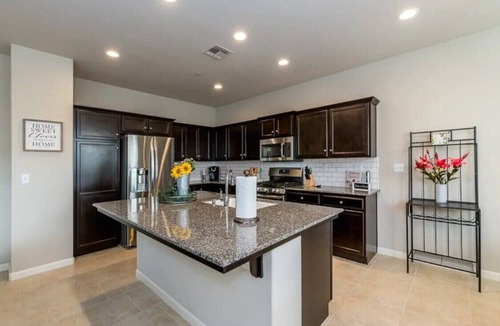 Raisin House | Clovis House, Sleeps 10, Hammock, Covered Patio, Game Table