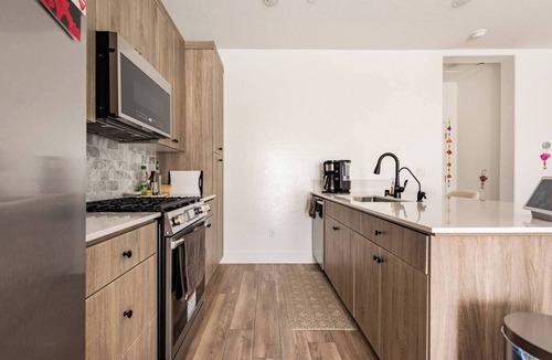 Clovis House | Clovis Retreat - Modern 2BR Near Parks, Pool