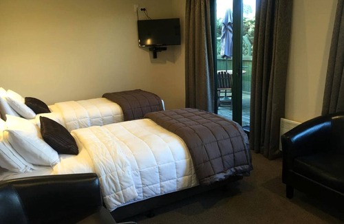 Lake Roxburgh Village Cabin | Clutha River Getaway for Two in Otago on New Zealand's South Island