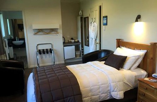 Lake Roxburgh Village Cabin | Clutha River Getaway for Two in Otago on New Zealand's South Island