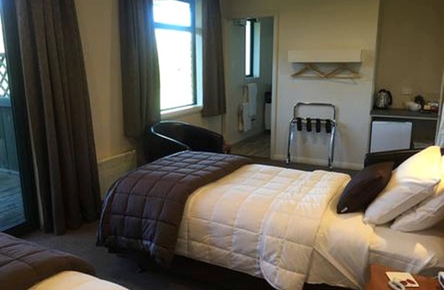 Lake Roxburgh Village Cabin | Clutha River Getaway for Two in Otago on New Zealand's South Island