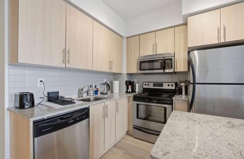 Downtown Toronto House | CN Tower View Condo - Balcony WiFi & Workspace