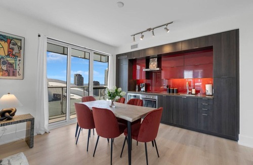 Toronto Entertainment District Hotel | CN Tower View - Parking/Pool/Downtown