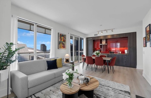 Toronto Entertainment District Hotel | CN Tower View - Parking/Pool/Downtown