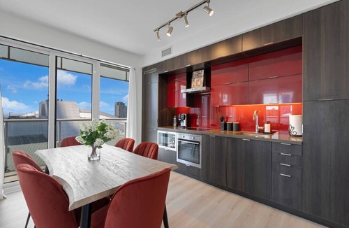 Toronto Entertainment District Hotel | CN Tower View - Parking/Pool/Downtown