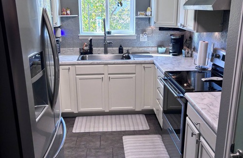 Montrose House | CO Beehive with 2 new king beds! Reclining sectional couch with fireplace!