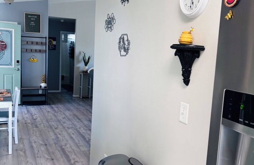 Montrose House | CO Beehive with 2 new king beds! Reclining sectional couch with fireplace!