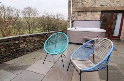 Ingleton Cottage | COACH HOUSE COTTAGE, pet friendly, with hot tub in Ingleton