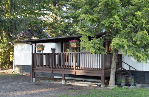 Langley House | Coach house on flower farm. Near to wineries/VCR Zoo/Ft Langley/Thunderbird.