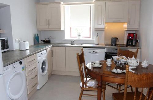 Castleblayney Apartment | Coaches Corner - Relaxing Summer Stay - Modern Accessible Suite - Sleeps 3 - Near Town - Free Parking