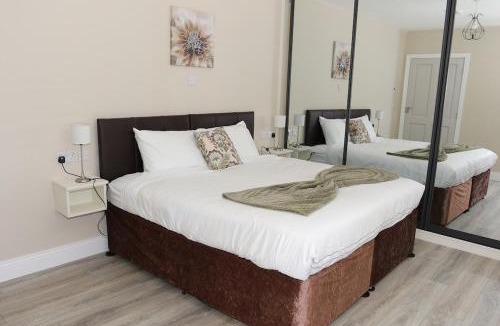 Castleblayney Apartment | Coaches Corner - Relaxing Summer Stay - Modern Accessible Suite - Sleeps 3 - Near Town - Free Parking