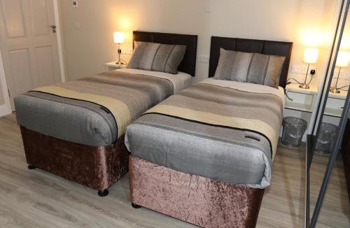 Castleblayney Apartment | Coaches Corner - Relaxing Summer Stay - Modern Accessible Suite - Sleeps 3 - Near Town - Free Parking