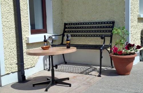 Castleblayney Apartment | Coaches Corner - Relaxing Summer Stay - Modern Accessible Suite - Sleeps 3 - Near Town - Free Parking
