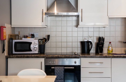 Torquay City Centre Cottage | Coaching mews just a few steps from harbour and town centre in quiet cul de sac - 1 bed ground floor