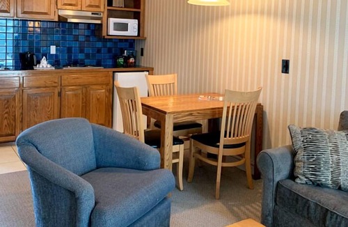 Oak Harbor Hotel | Coachman Inn & Suites