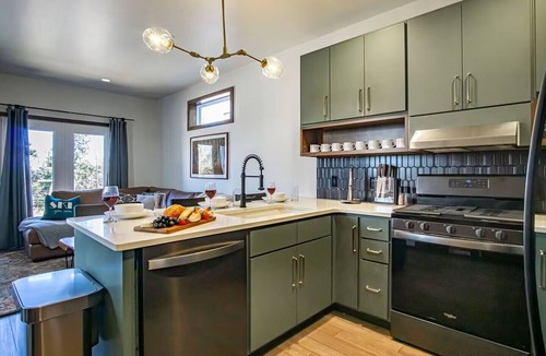 Snowshoe House | Coal Box: 3-bed, 3-bath house with hot tub in beautiful Sanctuary with ski out