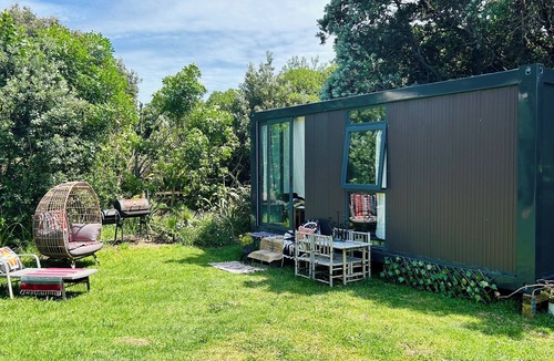 Te Henga Cabin | 🌿 Coastal Cabin Retreat — Walk to Bethells Beach, Café & Freshwater Lake 🌞