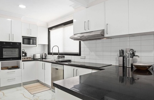 Windang House | Coastal Blue is a large 5 bedroom holiday home on the NSW South Coast located in Windang.