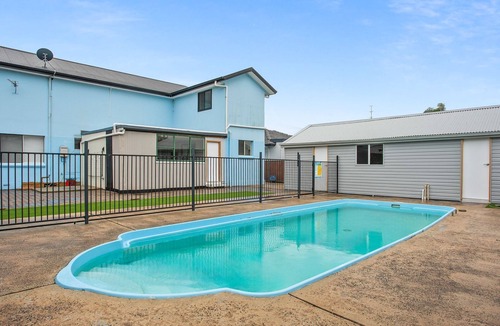 Windang House | Coastal Blue is a large 5 bedroom holiday home on the NSW South Coast located in Windang.