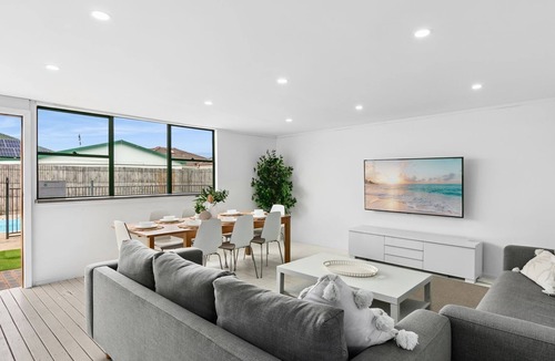Windang House | Coastal Blue is a large 5 bedroom holiday home on the NSW South Coast located in Windang.