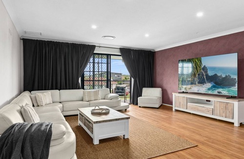 Windang House | Coastal Blue is a large 5 bedroom holiday home on the NSW South Coast located in Windang.