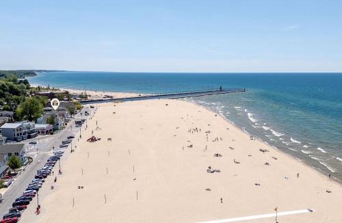 South Haven House | Coastal Blue Steps to North Beach Family & Dog Friendly Home