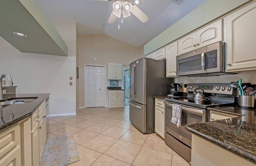 Central Naples House | Coastal Breeze - charming 3bed/2bath w/pool & wifi in Naples, Fl