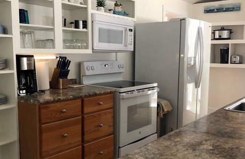 Long Beach Cottage | Coastal Breeze Cottage- walk to beach, restaurants, harbor, downtown!