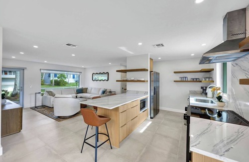 Connors House | Coastal Breeze | Waterfront Ritz Views | Hot Tub | Dock | 6 Bikes | Near Vanderbilt Beach