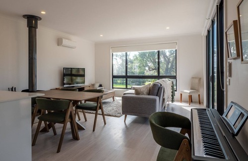 Walkerville House | Coastal Bush Retreat - Stunning woodland retreat
