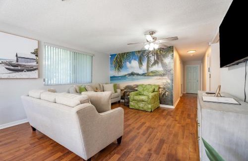 Lakeland House | Coastal Cabana in Lakeland with King Bed