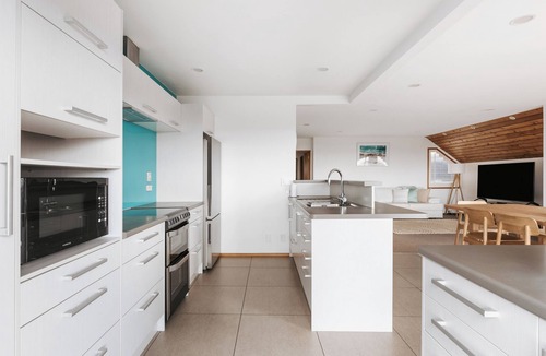 Mount Maunganui House | Coastal Calm by Beyonder - 3-Bed, 2-Bath Direct Beachfront Home with Balcony BBQ and Panoramic Ocean & Mauao Views
