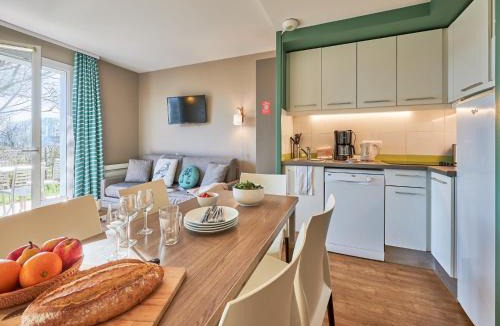 Courseulles-sur-Mer House | Coastal Chalet for 6 with Pool