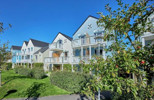 Courseulles-sur-Mer House | Coastal Chalet for 6 with Pool