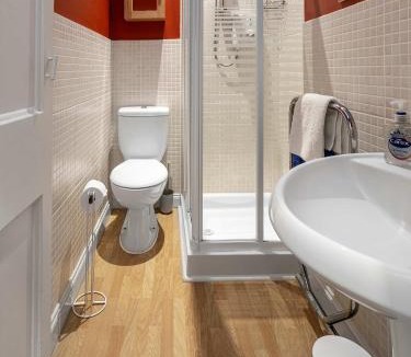 Kilchattan Bay Apartment | Coastal Charm