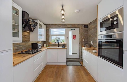 Holland-On-Sea House | Coastal Charm In Clacton On Sea/With Balcony & Sea View/Sleeps 4