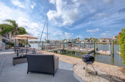Clearwater Beach Condo | Coastal Charm Reimagined 8-Minute Walk 2 Beach(U1)