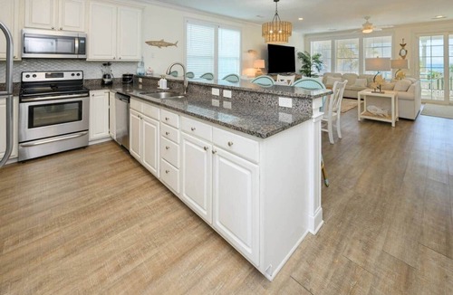 Surfside Beach House | Coastal Comfort - Surfside Beach