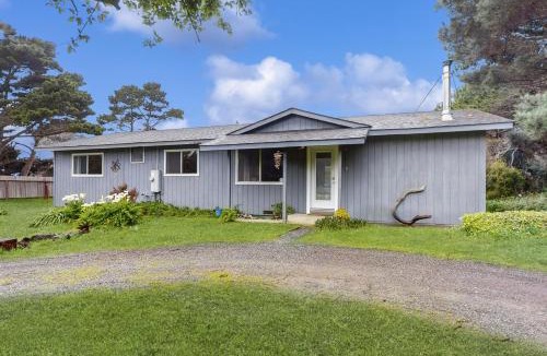 Fort Bragg House | Coastal Conifer Hideaway