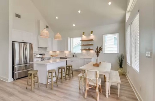 San Luis House | Coastal Elegance: Relax and Enjoy this Freeport Gem - Pet Friendly!