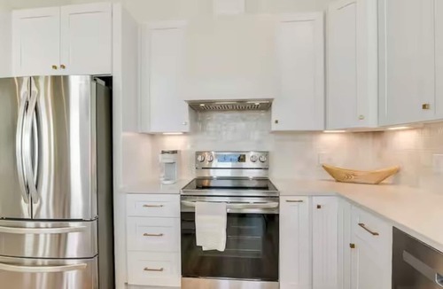 San Luis House | Coastal Elegance: Relax and Enjoy this Freeport Gem - Pet Friendly!