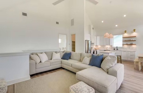 San Luis House | Coastal Elegance: Relax and Enjoy this Freeport Gem - Pet Friendly!